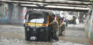 मानसून की पहली बारिश में मुंबई हुआ जलमग्न, रेल सेवाएं प्रभावित
