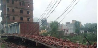 नोएडा में 3 मंजिला इमारत गिरी, सैकड़ों लोग सड़क पर