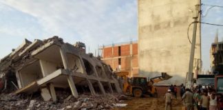 दिल्ली एनसीआर में कहर, कहीं गिरी बिल्डिंग तो कहीं छत