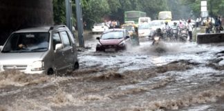 कहीं जमकर बरसे बदरा तो कहीं बूंदाबांदी