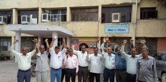 कर्मचारियों की समस्याओं का समाधान कराने के लिये अधीक्षक अभियन्ता से मिली यूनियन कार्यकारिणी