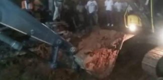 44 फीट गहरे बोरवेल में गिरी 3 साल की बच्ची, 15 घंटे से बचाव कार्य जारी