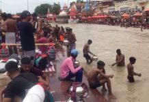 देवशयनी एकादशी पर श्रद्धालुआंे ने गंगा में लगाई आस्था की डूबकी