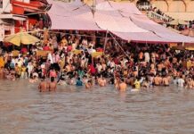 गुरु पूर्णिमा पर श्रद्धाओं ने गंगा में लगाई आस्था की डुबकी