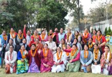 प्रथम बार महिलाओं द्वारा रामलीला का आयोजन तथा मंचन के लिए सभी आयोजक मातृशक्ति को सम्मानित करते कैबिनेट मंत्री गणेश जोशी