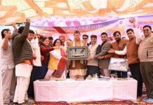 मुख्यमंत्री पुष्कर सिंह धामी ने आज विकास खंड परिसर चिन्यालीसौड़ (उत्तरकाशी) में आयोजित जन-जन की सरकार,जन -जन के द्वार कार्यक्रम में विभागीय स्टालों का निरीक्षण कर कार्यक्रम का शुभारंभ किया