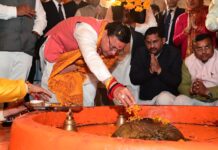 मुख्यमंत्री पुष्कर सिंह धामी ने खटीमा के वनखंडी महादेव मन्दिर, चकरपुर में आयोजित महाशिवरात्रि मेले का शुभारम्भ किया व सभी श्रद्धालुओं एवं प्रदेशवासियों को महाशिवरात्रि की बधाई व शुभकामनाएं दी।