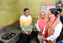 मुख्यमंत्री पुष्कर सिंह धामी ने गढ़ी कैंट क्षेत्र में एक रेस्टोरेंट में पहुंच कर रसोई गैस आपूर्ति का जायजा लिया
