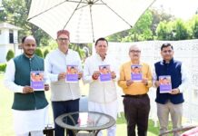 मुख्यमंत्री पुष्कर सिंह धामी ने मुख्यमंत्री आवास में पंचांग टेबल कैलेंडर ‘‘उत्तराखण्ड़ की मिट्टी से-नायक से जन नायक पुष्कर सिंह धामी’’ का विमोचन किया