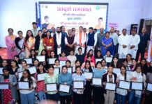 मुख्यमंत्री पुष्कर सिंह धामी ने राज्य की 50 मेधावी छात्राओं को प्रति छात्रा ₹10,000 की छात्रवृत्ति प्रदान की और विभिन्न छात्र-छात्राओं को STEM लैपटॉप वितरित कर सम्मानित किया।