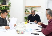 मुख्य निर्वाचन अधिकारी डॉ. बीवीआरसी पुरुषोत्तम ने सचिवालय में सभी जनपदों के जिलाधिकारियों के साथ वीडियो कॉन्फ्रेंस के ज़रिए तैयारियों की समीक्षा की