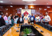 मुख्यमंत्री पुष्कर सिंह धामी ने आज सचिवालय में उत्तराखण्ड सचिवालय बैडमिंटन क्लब द्वारा प्रकाशित स्मारिका “प्रयास बेहतर कल के लिए” का विमोचन किया