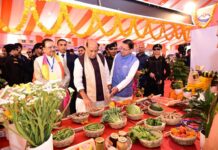 उत्तराखण्ड सरकार के “चार साल बेमिसाल” कार्यक्रम के तहत हल्द्वानी स्थित एमबी इंटर कॉलेज में आयोजित जनसभा में केंद्रीय रक्षा मंत्री राजनाथ सिंह ने प्रतिभाग किया