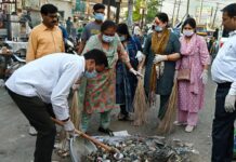 सफाई कर्मियों की हड़ताल के चलते मेयर व नगर आयुक्त के नेतृत्व में निगम प्रशासन उतरा सड़कों पर