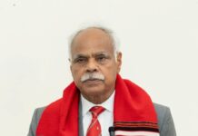 एम्स गुवाहाटी के अध्यक्ष द्वारा मिजोरम के राज्यपाल को पुस्तकें भेंट