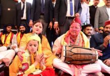 होली के रंगों की बहार नजर आई। प्रदेश भर से आए लोक कलाकारों और होल्यारों ने अपनी अपनी धुनों से माहौल को उत्सवमय कर दिया