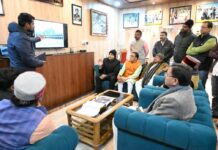 मुख्यमंत्री पुष्कर सिंह धामी ने आज चमोली स्थित बीआरओ गेस्ट हाउस में श्री बदरीनाथ धाम मास्टर प्लान के अंतर्गत संचालित विभिन्न विकास कार्यों की समीक्षा की