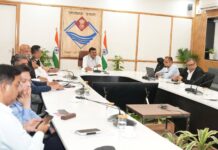 ख्य सचिव ने जिलाधिकारियों के साथ विभिन्न मुद्दों पर चर्चा की और अद्यतन स्थिति की जानकारी ली