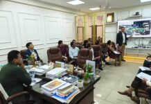 मुख्यमंत्री पुष्कर सिंह धामी के निर्देशानुसार सचिव आवास डॉ. आर. राजेश कुमार ने आज सचिवालय में उत्तराखण्ड मेट्रो रेल कॉर्पोरेशन द्वारा हरिद्वार शहर में प्रस्तावित इंटीग्रेटेड रोपवे परियोजना की विस्तृत समीक्षा की