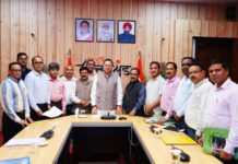 प्रदेश में चल रही डिप्लोमा इंजीनियर्स की हड़ताल के बीच आज मुख्यमंत्री पुष्कर सिंह धामी से मुख्यमंत्री आवास में उत्तराखंड डिप्लोमा इंजीनियर्स महासंघ के पदाधिकारियों ने भेंट कर अपनी विभिन्न मांगों के संबंध में विस्तृत चर्चा की