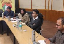 जिलाधिकारी ने सभी विभागीय अधिकारियों को निर्देशित किया कि मुख्यमंत्री घोषणाओं से संबंधित कार्यों में किसी भी प्रकार की शिथिलता न बरती जाए तथा लंबित कार्यों को प्राथमिकता के आधार पर शीघ्र पूर्ण किया जाए