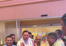 मुख्यमंत्री पुष्कर सिंह धामी के गुवाहाटी पहुंचने पर लोगों ने उनका आत्मीय स्वागत व अभिनंदन किया