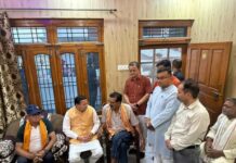 मुख्यमंत्री पुष्कर सिंह धामी ने अपने खटीमा भ्रमण के दौरान पंजाबी कॉलोनी में स्व. विवेक रघुवंशी, टनकपुर रोड में स्व.भूपेंद्र सिंह चुफाल एवं राजेंद्र नगर निवासी स्व.प्रकाश रावत के आवास पर पहुँच कर उनके निधन पर शोक संवेदना व्यक्त की और उनके परिवारजनों को ढांढस बँधाते हुए ईश्वर से दिवंगत आत्मा की शान्ति और अपने श्रीचरणों में स्थान देने की प्रार्थना की