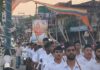 पथ संचलन कर रहे स्वयंसेवकों का विभिन्न स्थानों पर नगर के स्थानीय निवासियों एवं संस्थाओं के द्वारा पुष्पवर्षा कर स्वागत किया गया