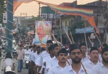 पथ संचलन कर रहे स्वयंसेवकों का विभिन्न स्थानों पर नगर के स्थानीय निवासियों एवं संस्थाओं के द्वारा पुष्पवर्षा कर स्वागत किया गया
