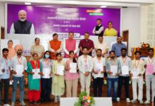 मुख्यमंत्री पुष्कर सिंह धामी ने योजना के लाभार्थी नियोक्ताओं एवं लाभार्थी कर्मचारियों को सम्मानित किया