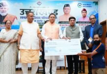 मुख्यमंत्री पुष्कर सिंह धामी ने उत्तराखण्ड स्वच्छ गतिशीलता परिवर्तन नीति-2024 के अंतर्गत आयोजित कार्यक्रम में 06 प्राथमिक लाभार्थी वाहन स्वामियों को पूंजीगत अनुदान एवं प्रोत्साहन राशि के सब्सिडी चेक प्रदान किए