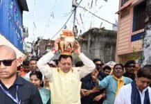 मुख्यमंत्री पुष्कर सिंह धामी ने संत शिरोमणि गुरु रविदास जी के मंदिर में पूजा-अर्चना कर कलश यात्रा का शुभारंभ किया