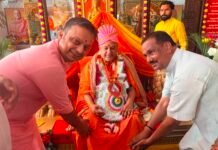 महामंडलेश्वर स्वामी यतिंद्रानंद गिरी जी महाराज के आश्रम पहुंचकर भाजपा जिला महामंत्री अक्षय प्रताप सिंह व व्यापारी नेता अरविंद कश्यप ने गुरु पूर्णिमा पर लिया आशीर्वाद