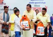मुख्यमंत्री ने कहा कि “मुख्यमंत्री श्रमिक स्वास्थ्य परीक्षण योजना” के अंतर्गत शुरू की जा रही मोबाइल मेडिकल वैंस के जरिए विशेष स्वास्थ्य दल दूरस्थ क्षेत्रों तक पहुँचकर श्रमिक भाई-बहनों को उनके कार्य एवं आवास स्थल पर ही बेहतर स्वास्थ्य सेवाएं उपलब्ध कराएंगे