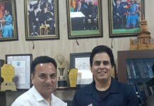 बॉलीवुड फिल्म अभिनेता अमन वर्मा ने आज रिंग रोड, लाडपुर स्थित उत्तराखण्ड फिल्म विकास परिषद के कार्यालय में उत्तराखण्ड फिल्म विकास परिषद के नोडल अधिकारी के.एस. चौहान से मुलाकात की