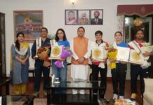 मुख्यमंत्री पुष्कर सिंह धामी से अंतरराष्ट्रीय स्तर पर शानदार प्रदर्शन करने वाली उत्तराखण्ड की महिला मुक्केबाजों ने भेंट की