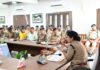 मानसून सीजन तथा आगामी कांवड़ यात्रा-2026 के दृष्टिगत पुलिस अधीक्षक उत्तरकाशी, श्रीमती कमलेश उपाध्याय द्वारा आज 07 जुलाई 2026 को पुलिस, फायर एवं एसडीआरएफ अधिकारियों की बैठक लेकर आवश्यक दिशा-निर्देश दिए