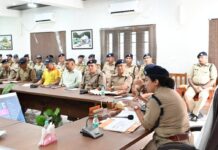 मानसून सीजन तथा आगामी कांवड़ यात्रा-2026 के दृष्टिगत पुलिस अधीक्षक उत्तरकाशी, श्रीमती कमलेश उपाध्याय द्वारा आज 07 जुलाई 2026 को पुलिस, फायर एवं एसडीआरएफ अधिकारियों की बैठक लेकर आवश्यक दिशा-निर्देश दिए