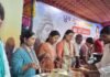 शिवभक्त कावड़ियों की श्रद्धाभाव से की सेवा,ध्रुव गुप्ता द्वारा लगाए गए शिविर में पहुंच वरिष्ठ भाजपा नेत्री रश्मि चौधरी ने किया प्रसाद वितरित