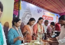 शिवभक्त कावड़ियों की श्रद्धाभाव से की सेवा,ध्रुव गुप्ता द्वारा लगाए गए शिविर में पहुंच वरिष्ठ भाजपा नेत्री रश्मि चौधरी ने किया प्रसाद वितरित