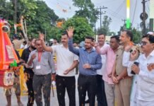 शिवभक्तों पर पुष्पवर्षा कर मुस्लिम समुदाय के लोगों ने किया अभिनंदन,ज्वाईंट मजिस्ट्रेट व एसपी देहात रहे मौजूद