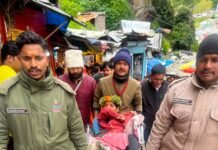 आस्था की आँखों में था विश्वास, सेवा के हाथों में था संकल्प… शारीरिक रूप से असमर्थ श्रद्धालु का भगवान श्री बदरी विशाल के दर्शन का सपना हुआ साकार