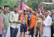 पूर्व मेयर गौरव गोयल ने बोट क्लब चौक पर कांवड़ियों का स्वागत कर बांटा शीतल पेय