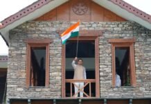 मुख्यमंत्री ने प्रदेशवासियों से आह्वान किया कि वे राष्ट्रध्वज के सम्मान और देशभक्ति की भावना के साथ अपने-अपने घरों, प्रतिष्ठानों और सार्वजनिक स्थलों पर तिरंगा फहराकर इस जनभागीदारी अभियान को सफल बनाएं
