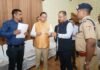 मुख्यमंत्री पुष्कर सिंह धामी ने आज शासकीय आवास स्थित मुख्य सेवक सदन में प्रदेश के विभिन्न क्षेत्रों से आए लोगों से मुलाकात कर उनकी समस्याएं सुनीं