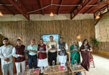 हिंदी दिवस पर लेखक गाँव की प्रकृति की पाठशाला में साहित्यकारों ने बिखेरे शब्द
