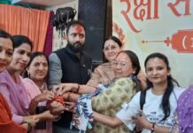 रक्षा संकल्प महोत्सव में हजारों माता-बहनों ने इंजीनियर चैरब जैन को रक्षा सूत्र बांध दिया आशीर्वाद,भाजपा जिलाध्यक्ष डॉ०मधु सिंह तथा रश्मि चौधरी रहीं मौजूद