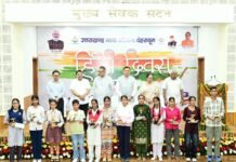 मुख्यमंत्री पुष्कर सिंह धामी ने मुख्यमंत्री कैंप कार्यालय में आयोजित हिंदी दिवस समारोह में साहित्यकारों, लेखकों, भाषाविदों, छात्र-छात्राओं और हिंदी प्रेमियों को हिंदी दिवस की शुभकामनाएं दीं