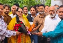 रुड़की विधानसभा से चुनावी मैदान में उतरने को तैयार पत्रकार दीपक शर्मा,ज्वाइनिंग की जन निर्माण पार्टी,पत्रकारों के साथ बैठक के बाद पैदल रोड शो कर पहुंचे सोनिया शर्मा के कैंप कार्यालय