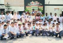 पूर्व मेयर गौरव गोयल ने राजकीय इंटर कॉलेज में विद्यार्थियों को बांटी पाठ्य सामग्री,कहा छात्र भारत का भविष्य